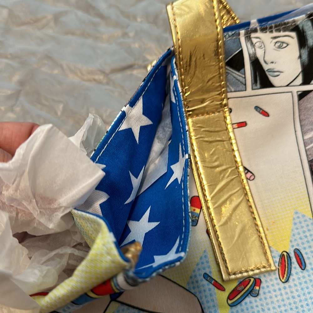 MAC WONDER WOMAN BOLD BABE TOTE - Picture 4 of 8